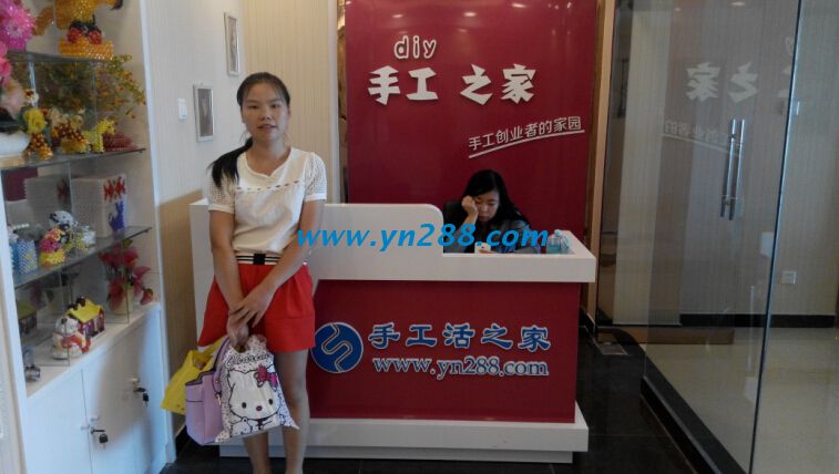 全國(guó)各地的創(chuàng)業(yè)青年不約而同來手工活之家做串珠加工(圖1)