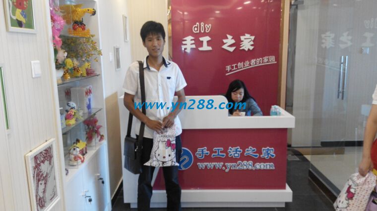 全國(guó)各地的創(chuàng)業(yè)青年不約而同來手工活之家做串珠加工(圖4)