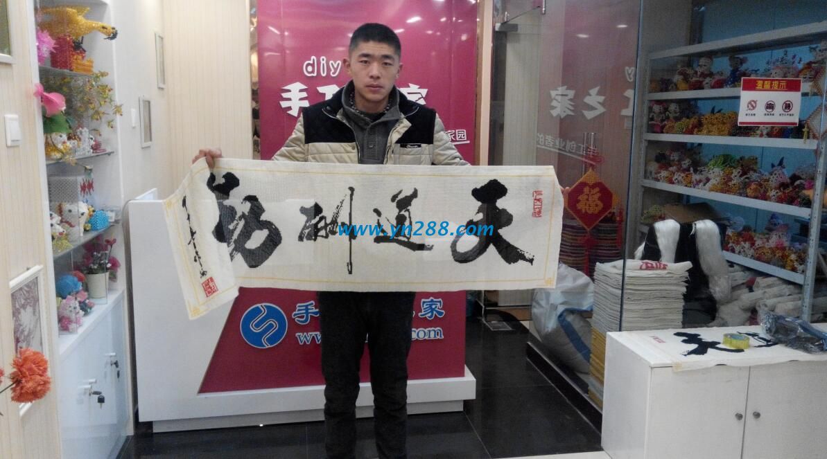 河南許昌90后小伙在家做手工活串珠兼職試做成功 河南許昌90后小伙在家做手工活串珠兼職