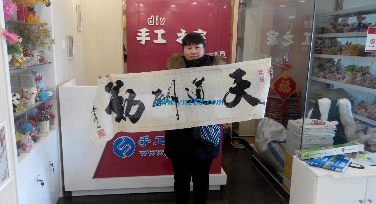 河北邯鄲涉縣李女士在家做串珠手工活 河北邯鄲涉縣李女士在家做串珠手工活