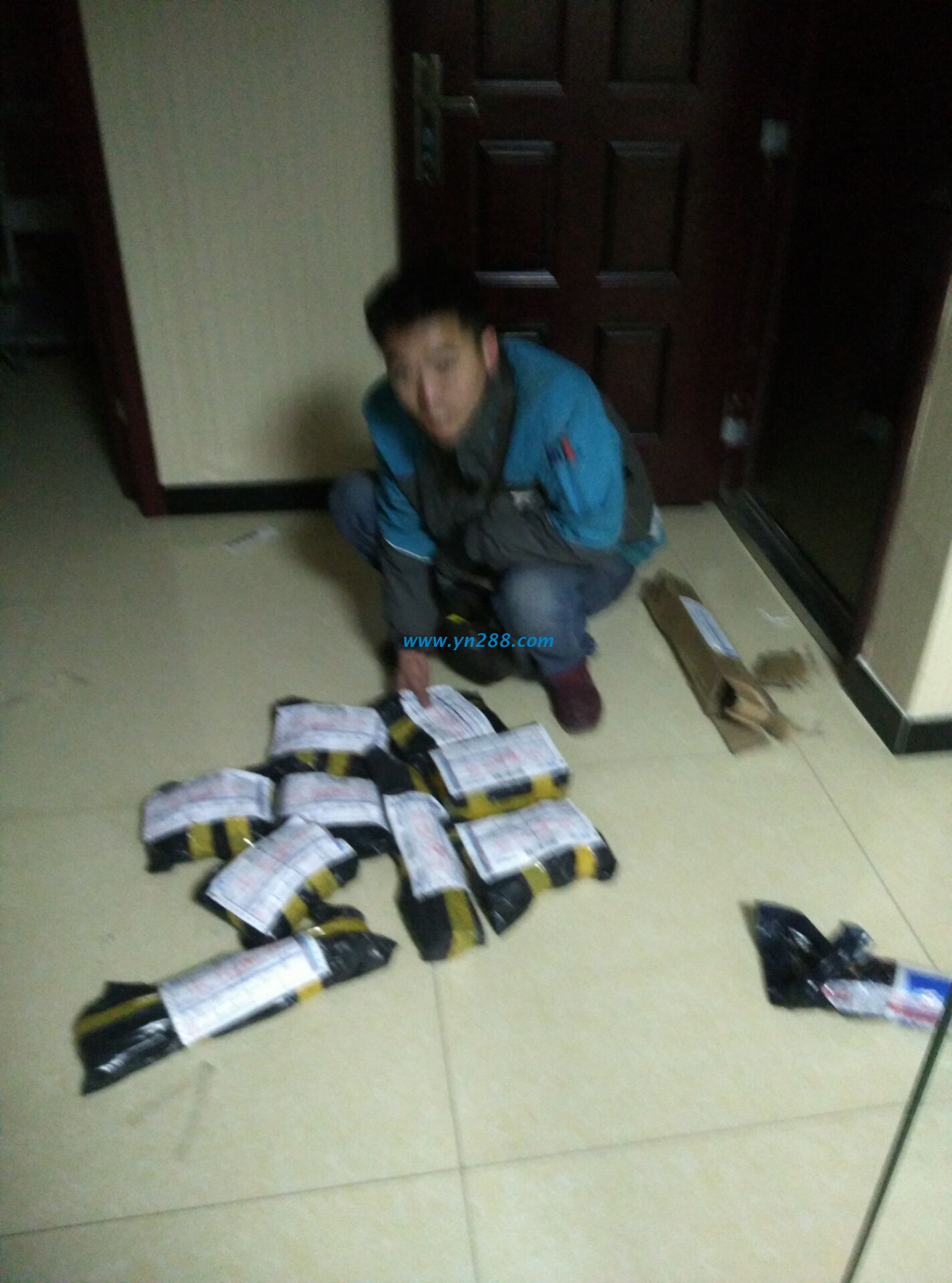  武安小夫妻帶寶寶來找手工活，沒有編號(hào)被婉拒