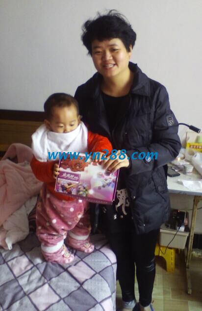 浙江溫州鄉(xiāng)村朱大嬸享受帶孫之樂(lè)，又兼職做手工活賺零花錢(qián)(圖1)