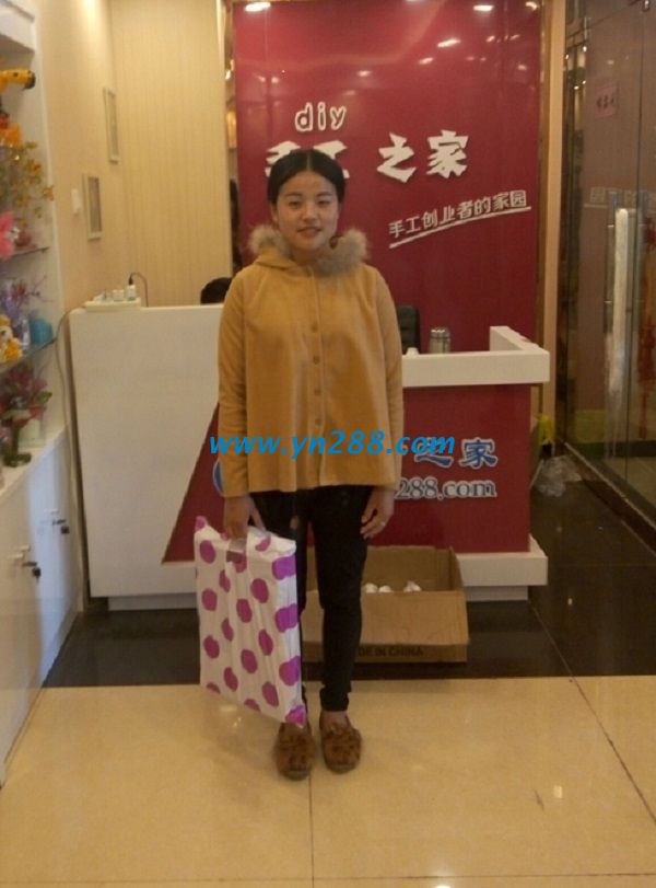 邯鄲廣平煙女士來手工活之家總部考察，找到加工費高的手工活(圖1)