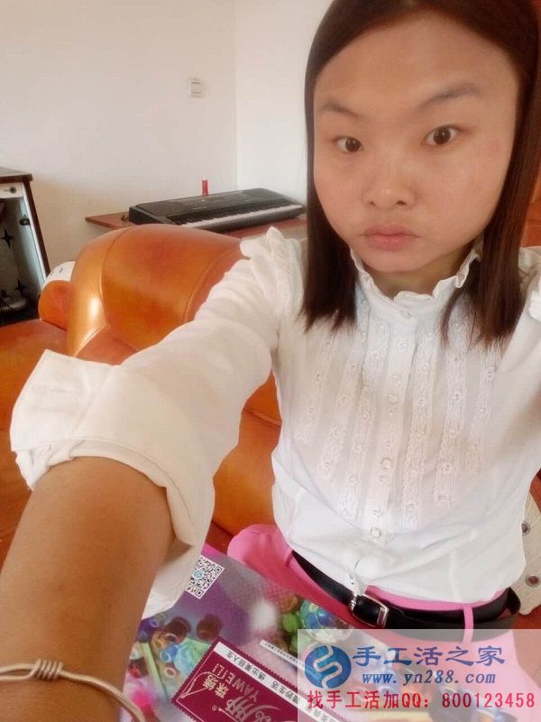 河南商城徐女士做手工活串珠繡，上班族業(yè)余時(shí)間兼職手工活賺外快(圖1)