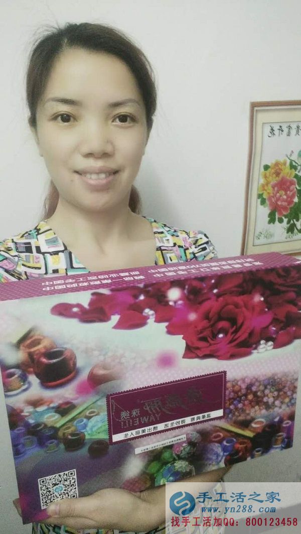 福建廈門肖女士熱衷于手工制作，業(yè)余時間做手工活串珠繡賺錢(圖1)