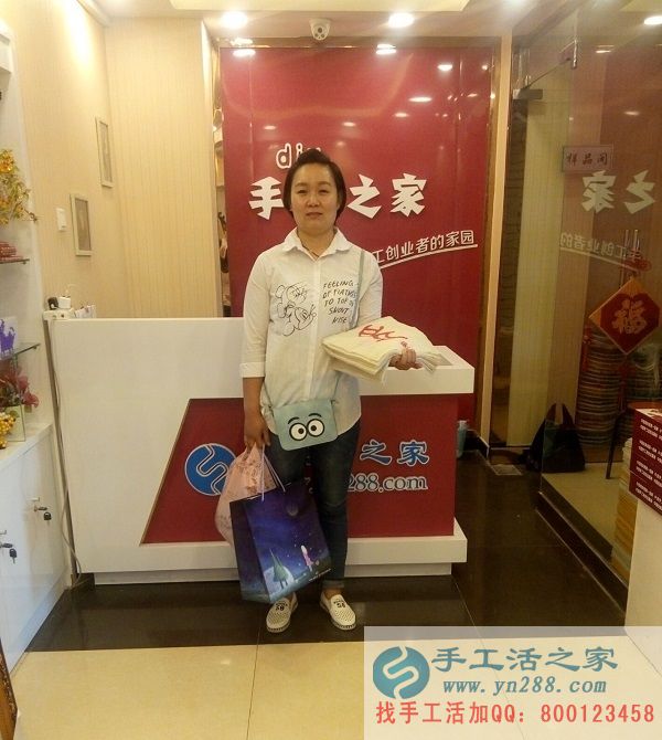 河南新鄉(xiāng)楊女士來手工活之家交貨，合格完成一套生肖圖案串珠繡(圖1)