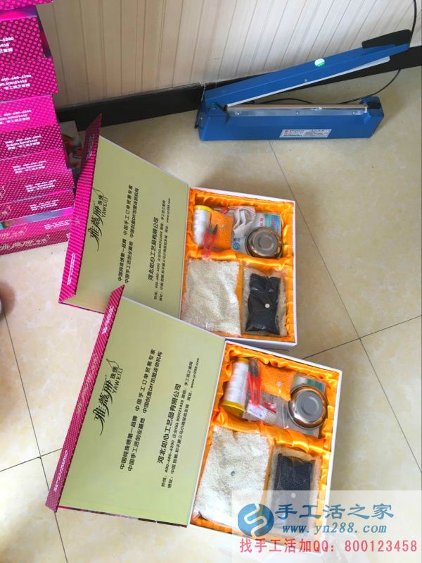 手工活之家外發(fā)加工2016年6月30日包貨 將所有串珠繡所需要的材料放進(jìn)盒中