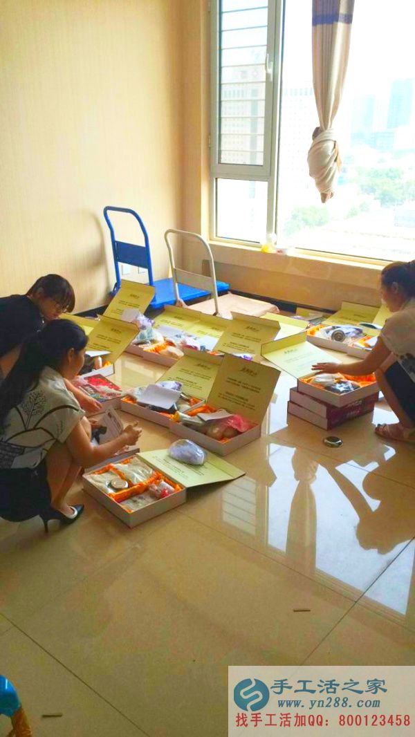 工作人員將禮盒一一檢查，包好