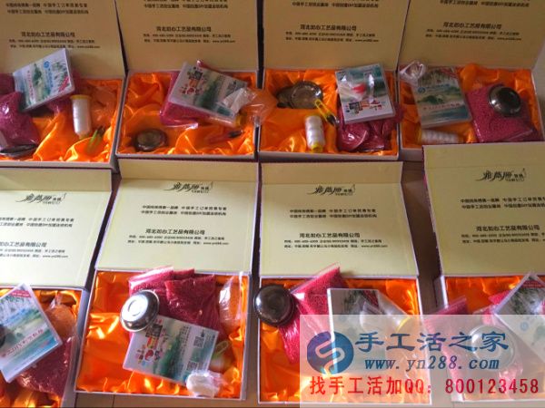 紅色仿珍珠、特制線、光盤放入禮盒中