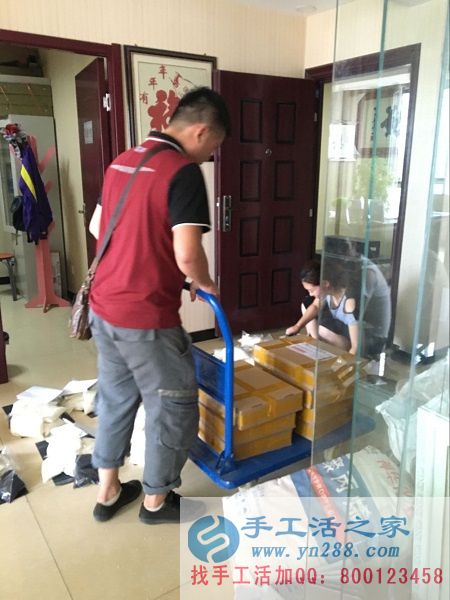 快遞小哥來(lái)接貨了！