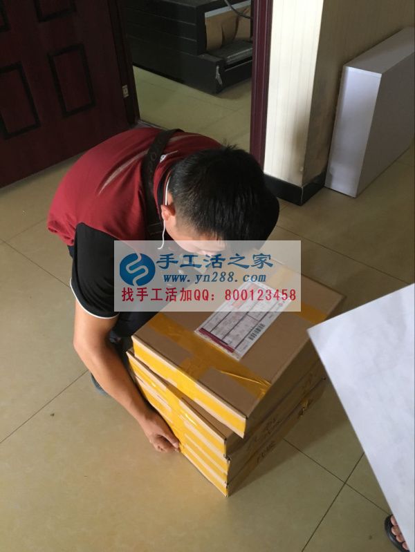 快遞小哥正在搬起貨物