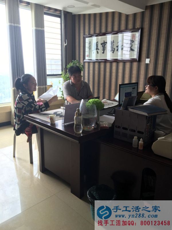 河北省邯鄲市臨漳縣高先生夫婦在家做手工串珠繡賺錢養(yǎng)家 手工活之家客戶來(lái)邯鄲考察啦