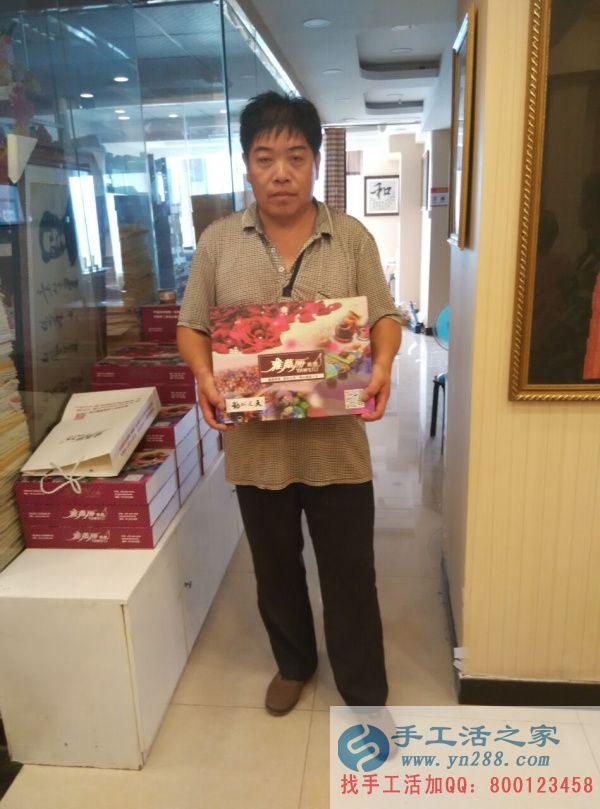 河北省邯鄲市臨漳縣高先生夫婦在家做手工串珠繡賺錢養(yǎng)家 手工活之家客戶高先生