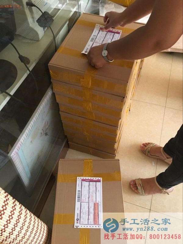 廣東省東莞市虎門鎮(zhèn)學(xué)生幫母親找手工活做正規(guī)外發(fā)無(wú)押金手工活串珠 手工活之家正在貼快遞單