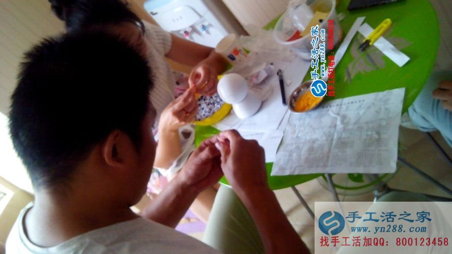 河南濟源退伍軍人王先生來手工活之家尋找合作項目，看好串珠繡產品加工