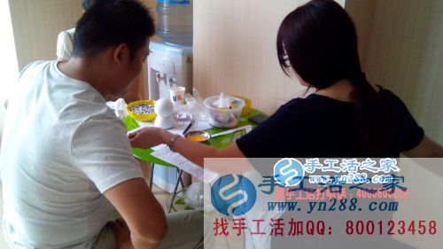 河南濟源退伍軍人王先生來手工活之家尋找合作項目，看好串珠繡產品加工