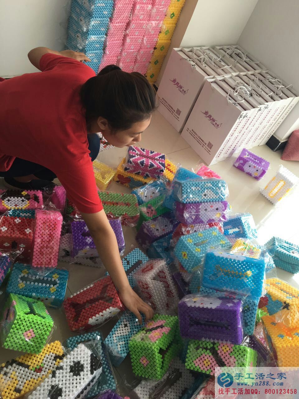 手工活之家工作人員正在整理客戶串好回收的紙巾盒成品 手工活之家工作人員正在整理客戶串好回收的紙巾盒成品