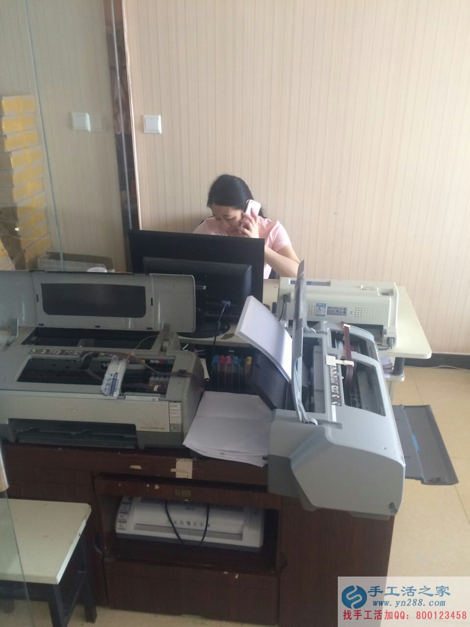 手工活之家工作人員正在認真工作中 手工活之家工作人員正在認真工作中