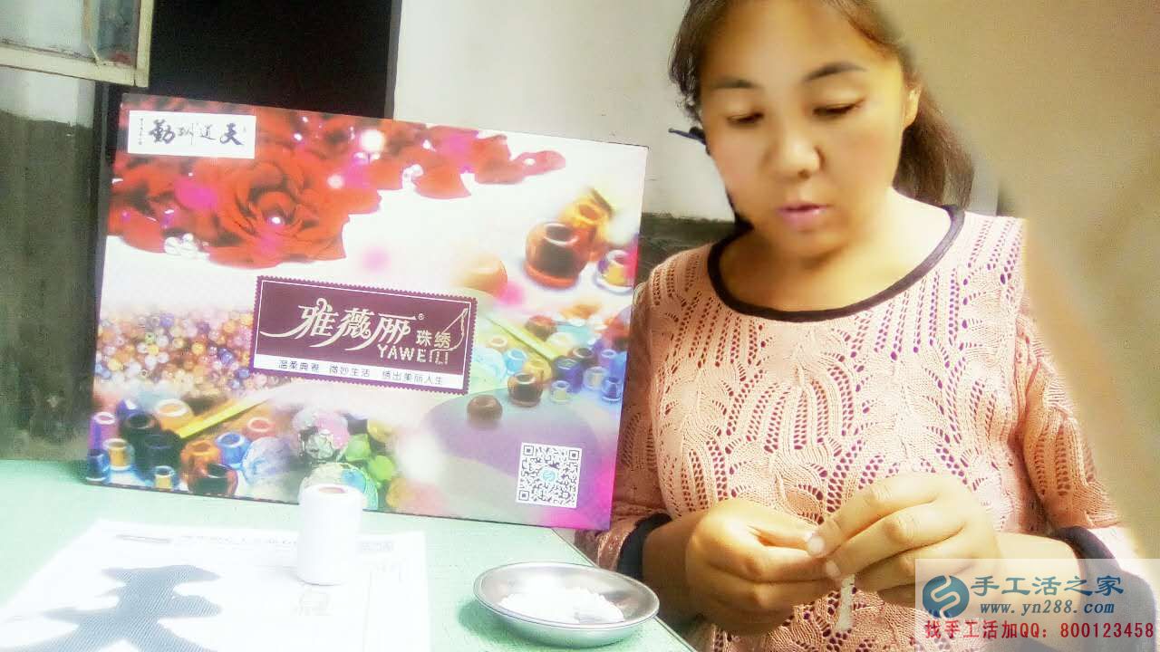 勤勞致富好榜樣:河南滎陽李大姐帶孩子之余又做手工活賺錢 勤勞致富好榜樣:河南滎陽李大姐帶孩子之余又做手工活賺錢