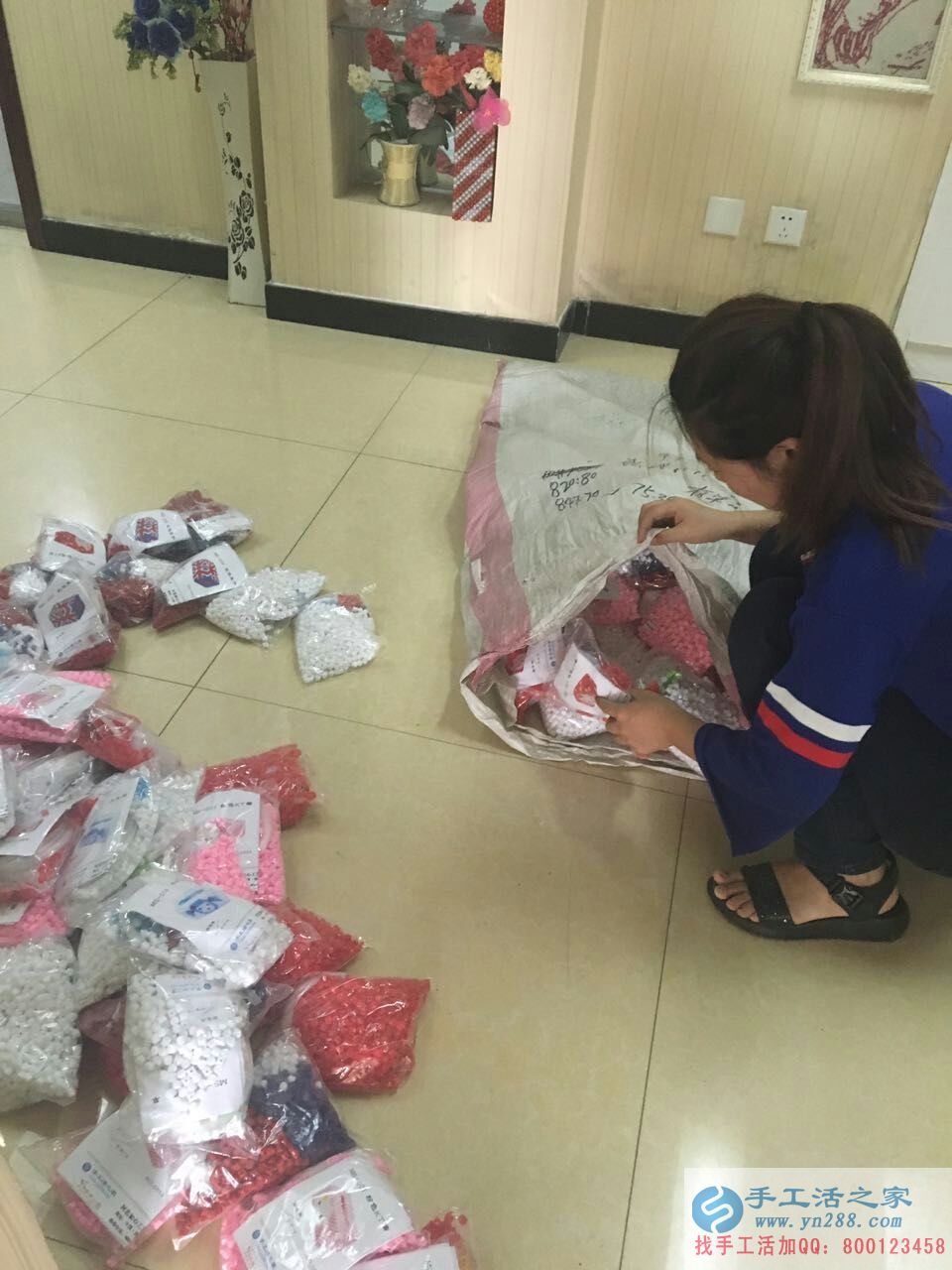 農(nóng)村致富好項(xiàng)目:河北唐山劉大姐在家做手工活賺錢補(bǔ)貼家用 農(nóng)村致富好項(xiàng)目:河北唐山劉大姐在家做手工活賺錢補(bǔ)貼家用