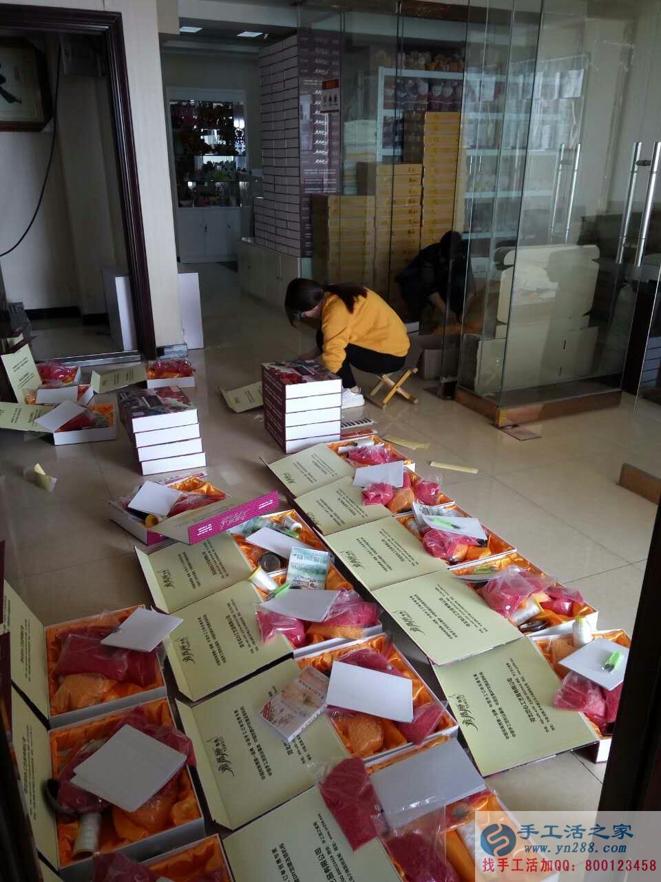 河南開封染發(fā)店老板邢女士工作之余又做手工活賺錢增收入 河南開封染發(fā)店老板邢女士工作之余又做手工活賺錢增收入