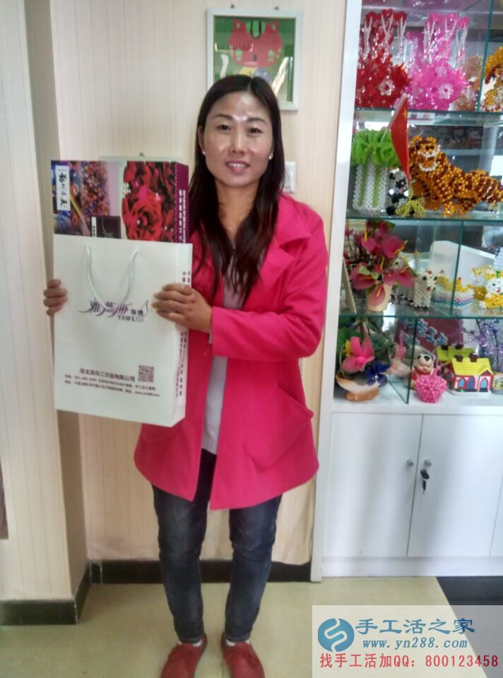 河南濮陽張女士在家?guī)Ш⒆又嘞胝尹c(diǎn)手工活做掙個(gè)零花錢 河南濮陽張女士在家?guī)Ш⒆又嘞胝尹c(diǎn)手工活做掙個(gè)零花錢