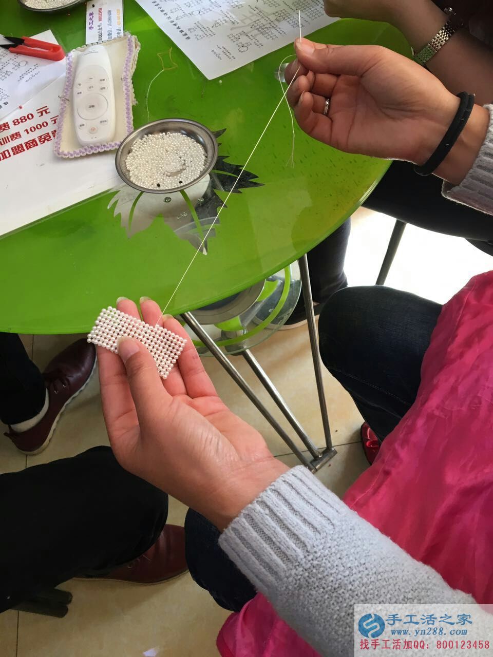 河南濮陽張女士在家?guī)Ш⒆又嘞胝尹c(diǎn)手工活做掙個(gè)零花錢 河南濮陽張女士在家?guī)Ш⒆又嘞胝尹c(diǎn)手工活做掙個(gè)零花錢