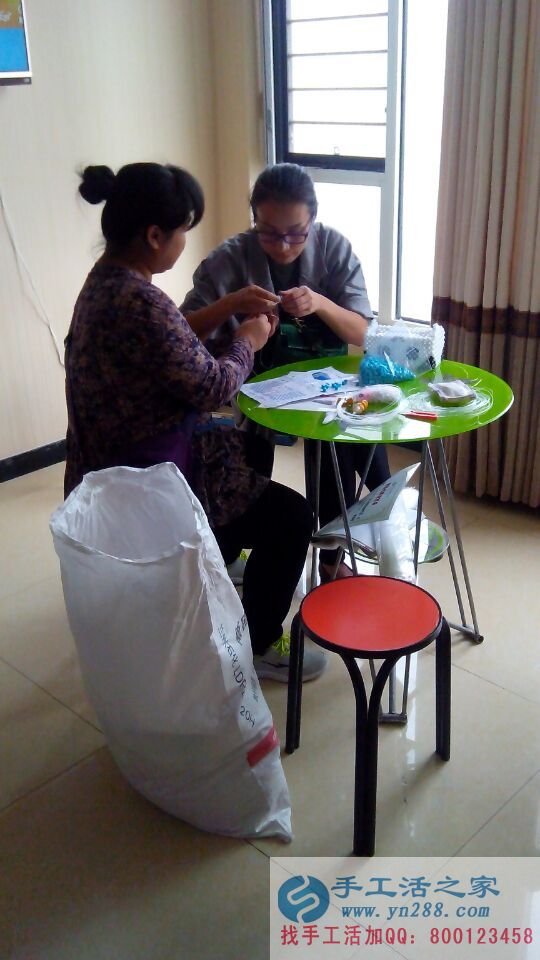 邯鄲本地紙抽盒會員在公司認真學習紙抽盒制作