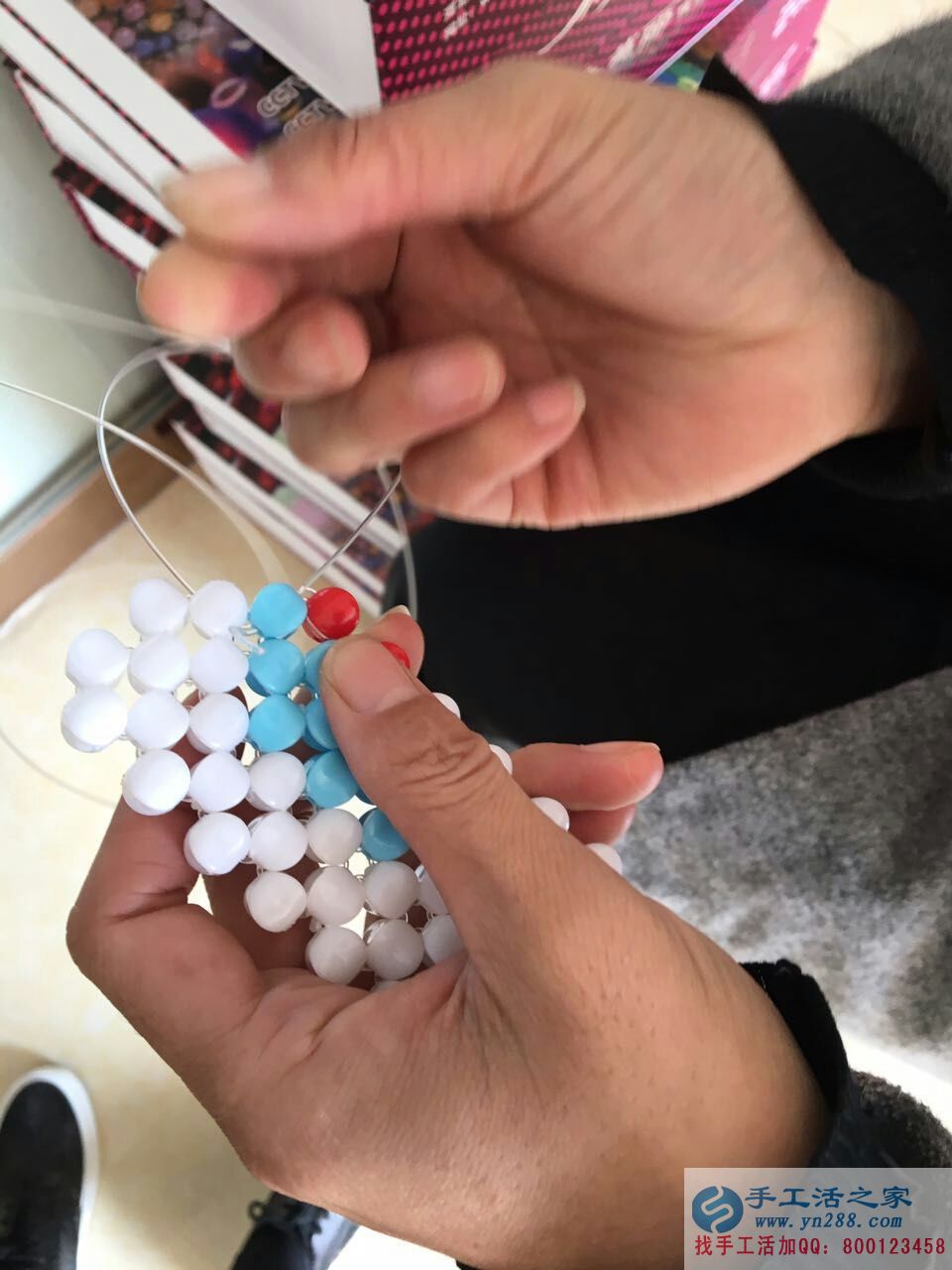  邯鄲本地紙抽盒會員在公司認真學習紙抽盒制作