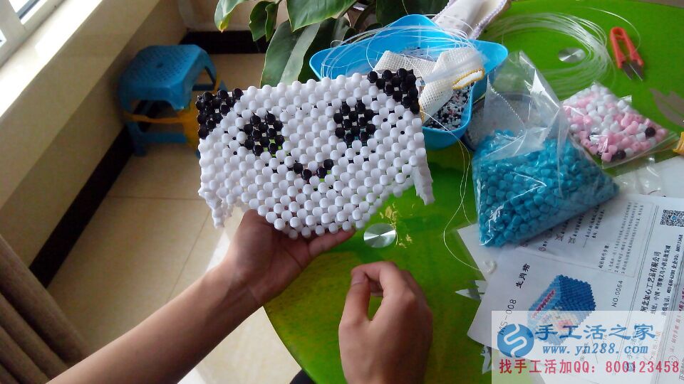 邯鄲本地紙抽盒會員在公司認真學習紙抽盒制作