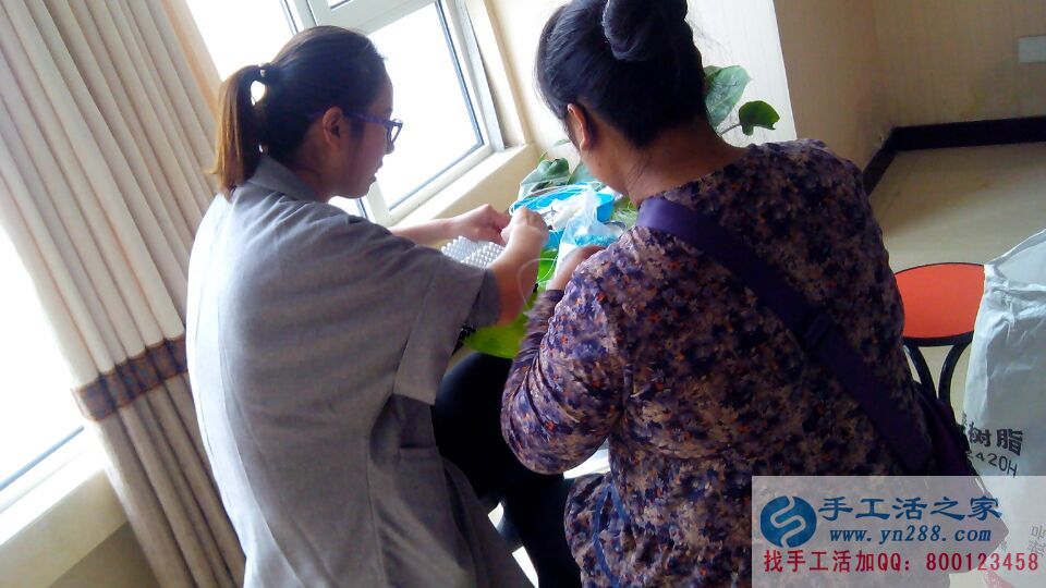 邯鄲本地紙抽盒會員在公司認真學習紙抽盒制作