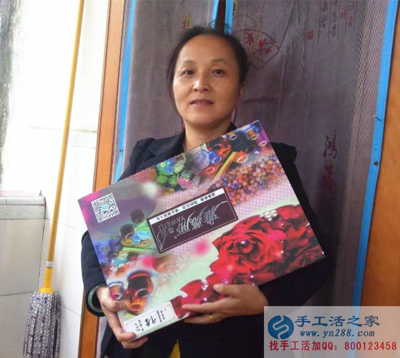 江西宜春制衣廠胡女士工作之余做手工活賺錢增收入 江西宜春制衣廠胡女士工作之余做手工活賺錢增收入