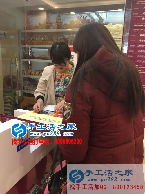 海南萬寧市心靈手巧的盧女士在家做手工活串珠繡致富 海南萬寧市心靈手巧的盧女士在家做手工活串珠繡致富