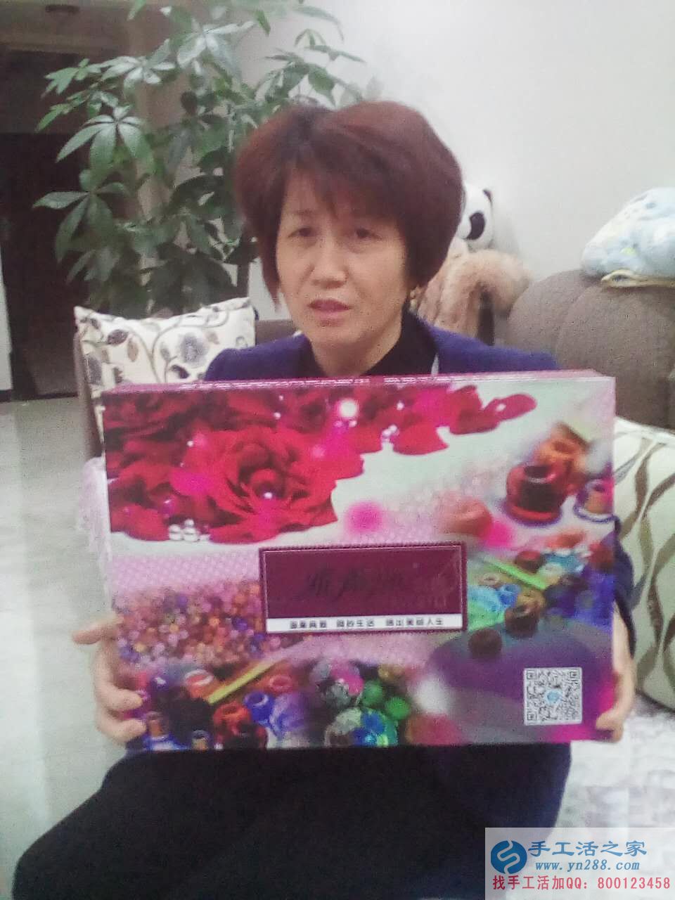 四川成都陳太太業(yè)余做手工活串珠繡賺錢(qián)又豐富生活 四川成都陳太太業(yè)余做手工活串珠繡賺錢(qián)又豐富生活