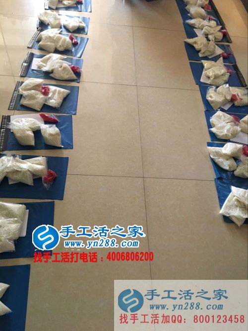 四川成都陳太太業(yè)余做手工活串珠繡賺錢(qián)又豐富生活 四川成都陳太太業(yè)余做手工活串珠繡賺錢(qián)又豐富生活