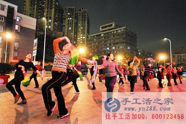 廣場舞跳出來的財富，河南淮陽彭女士在家做手工活為兒女減壓做貢獻