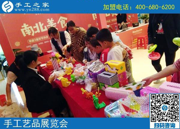 開糧店的老哥做彩珠繡，河南商水胡先生堅持做正規(guī)供料的手工活掙錢