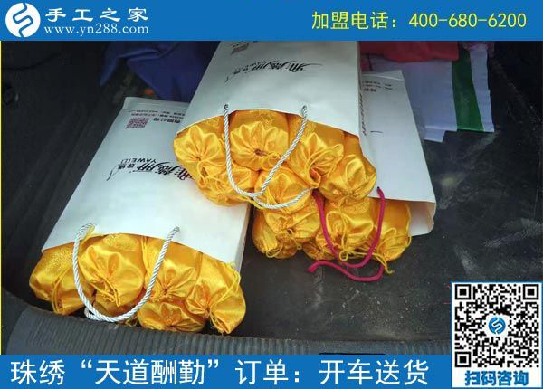 為了讓客戶滿意，這個(gè)老板選擇親自送貨  