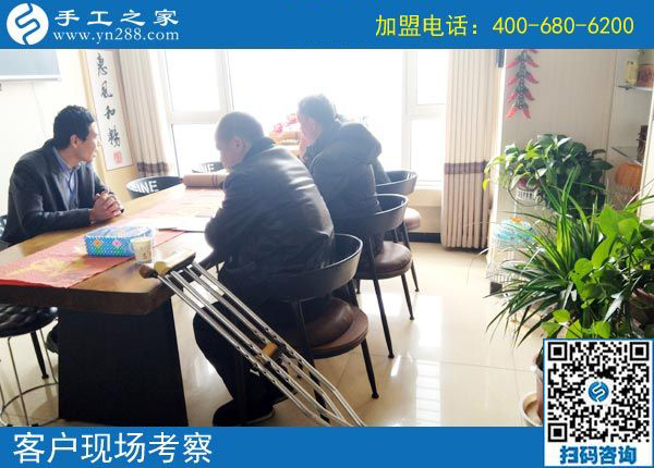 湖南一50歲殘疾老人拄著雙拐，2000多里路程來(lái)到手工之家為哪般？(圖2)
