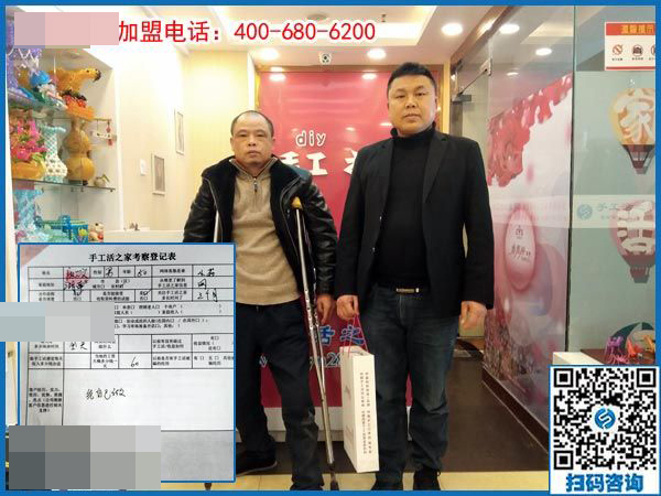 湖南一50歲殘疾老人拄著雙拐，2000多里路程來(lái)到手工之家為哪般？(圖1)