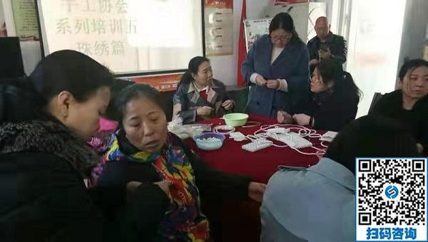走進(jìn)社區(qū)，讓珠繡手工成為大家脫貧致富的一件法寶！----記手工之家走進(jìn)社區(qū)培訓(xùn)串珠手工活動(dòng)