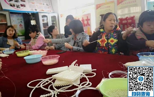 走進(jìn)社區(qū)，讓珠繡手工成為大家脫貧致富的一件法寶！----記手工之家走進(jìn)社區(qū)培訓(xùn)串珠手工活動(dòng)