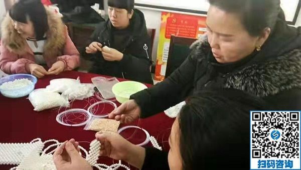 走進(jìn)社區(qū)，讓珠繡手工成為大家脫貧致富的一件法寶！----記手工之家走進(jìn)社區(qū)培訓(xùn)串珠手工活動(dòng)