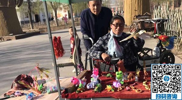 讓更多的民間手工和民間手工藝人在這個(gè)舞臺(tái)上一起高飛！------記手工之家郝總到訪糧畫小鎮(zhèn)，探訪草編大師李素云