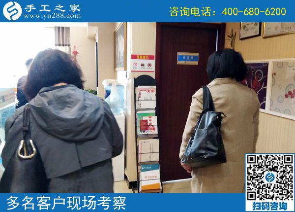 同事們不解、佩服、埋怨，吉林四平張女士沒(méi)有把這個(gè)可以帶回家做的手工活告訴大家