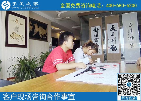 一起、一起，四川瀘州李女士做正規(guī)供料的手工活，帶著鄰居們掙錢