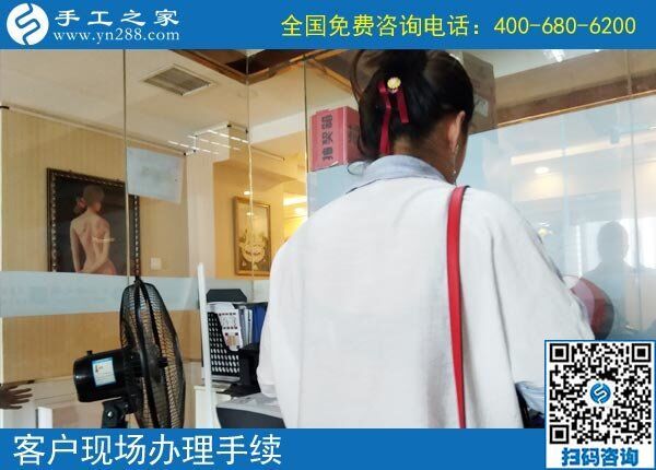 想接正規(guī)廠家的手工活需要這樣做，四川綿陽魏女士在家人的支持下在家掙錢