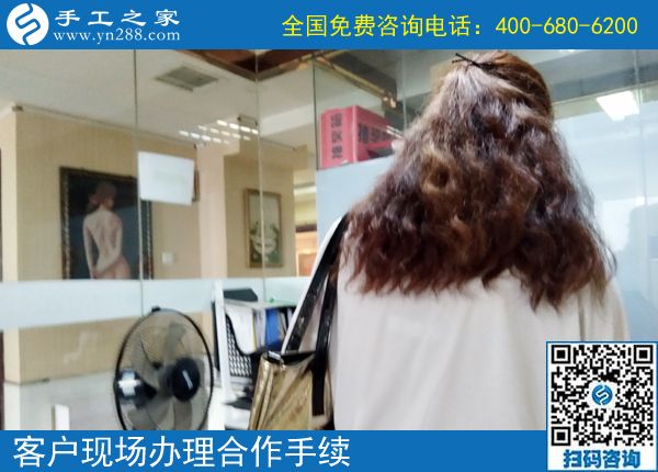 天熱了，不出門，天津王女士與婆婆一起做正規(guī)供料的手工活掙錢