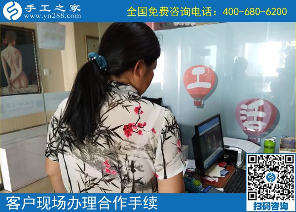 懂生活的甘肅張掖姜女士找到可以帶回家做的手工活，既有收入，又創(chuàng)造美麗