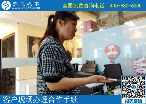 家庭主婦也很辛苦，浙江湖州陸女士做手工加工掙錢后，家人越來(lái)越理解